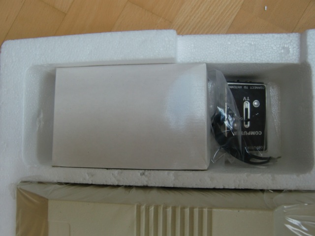 Mmmh, an 110 VAC Transformer included. Those days with the obligatory VHF switch box.