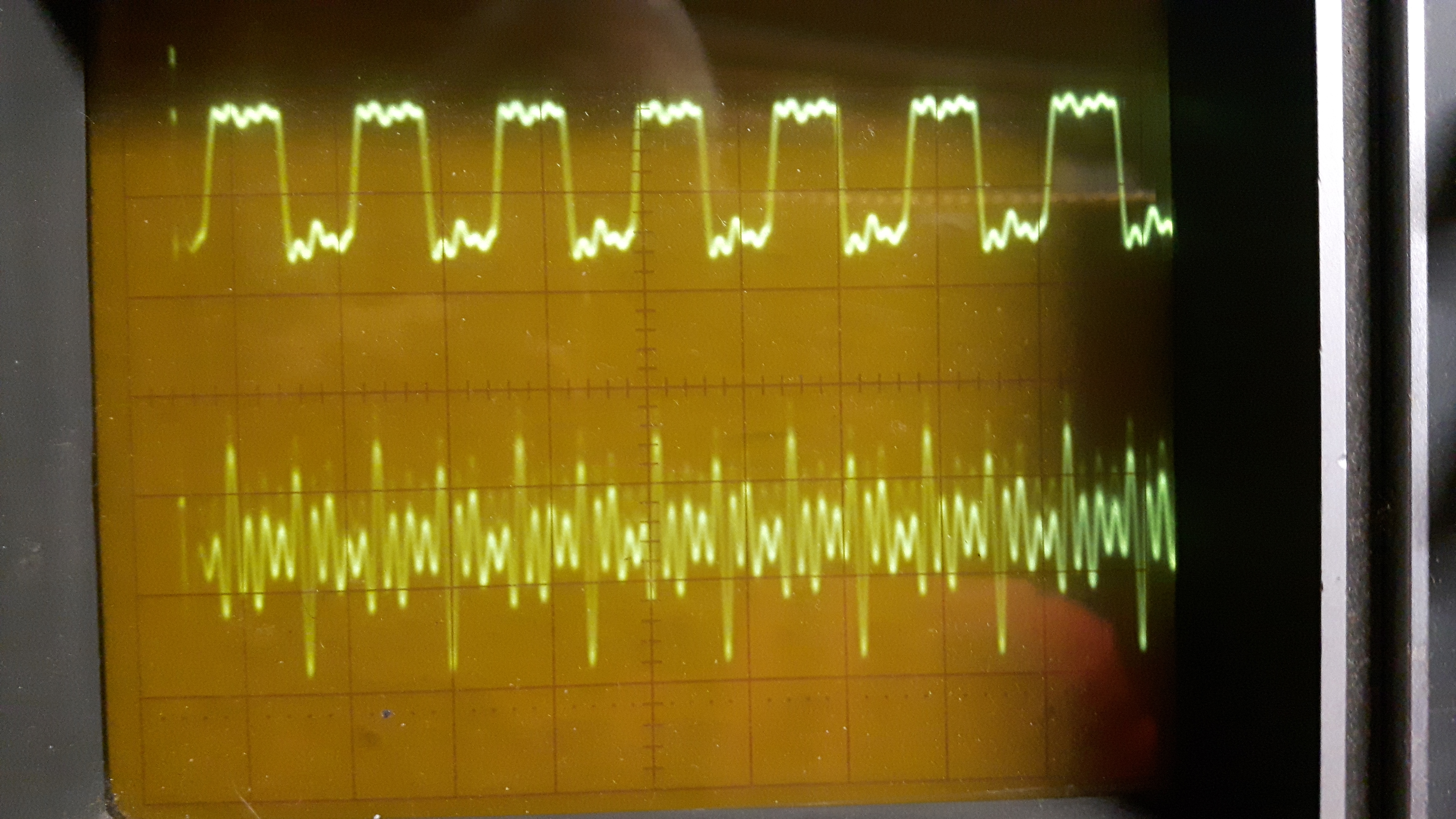 Video clock and Y signal at 0,2 µS per division